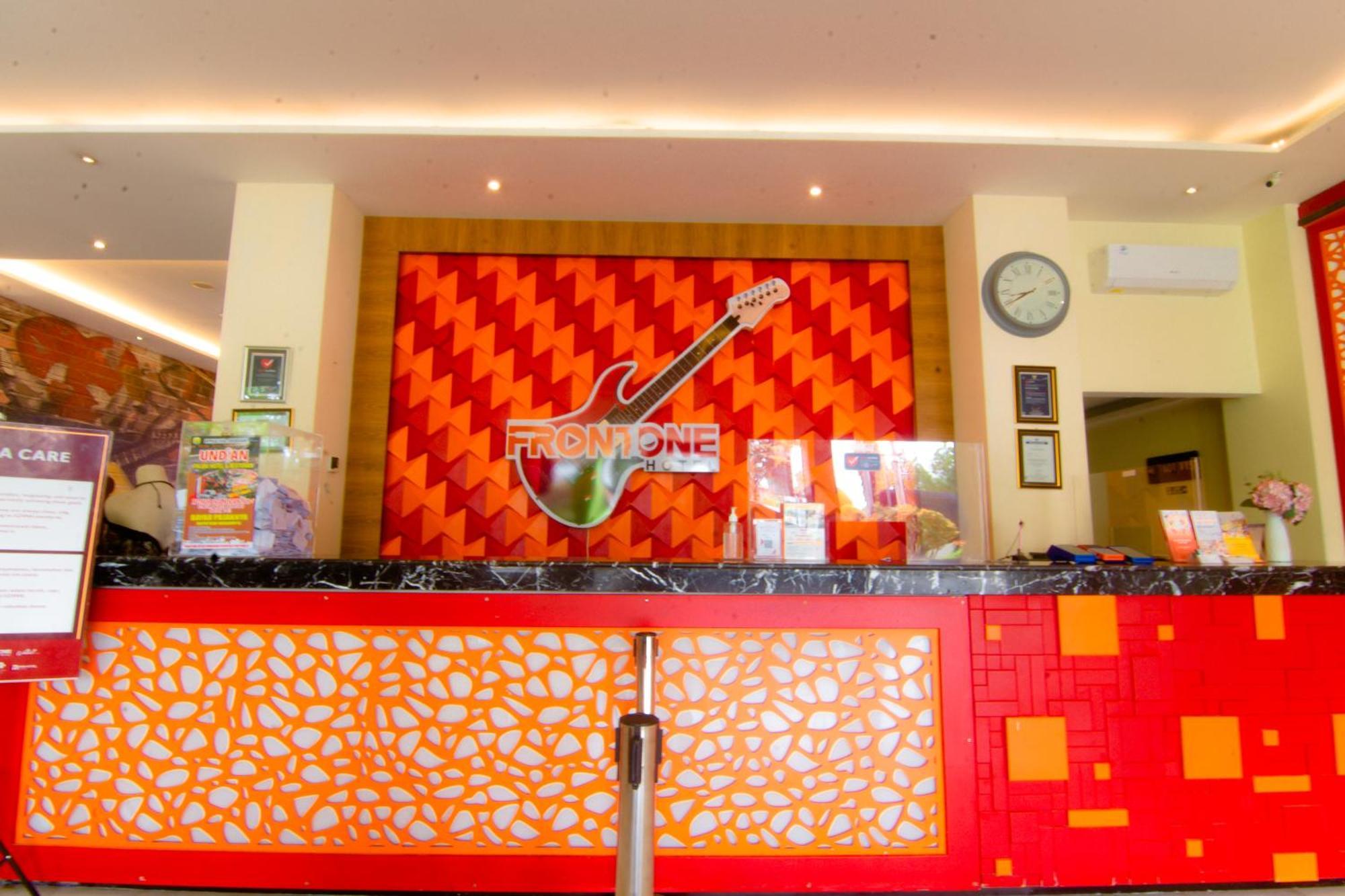 Front One Hotel Purwodadi Purwodadi  Eksteriør billede