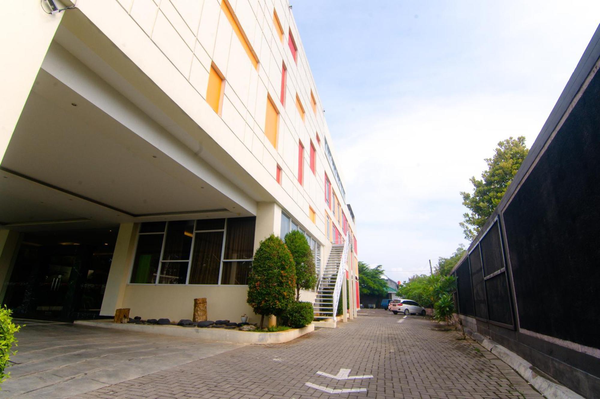 Front One Hotel Purwodadi Purwodadi  Eksteriør billede