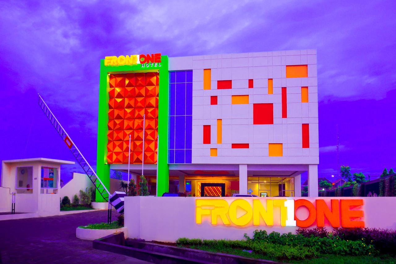 Front One Hotel Purwodadi Purwodadi  Eksteriør billede